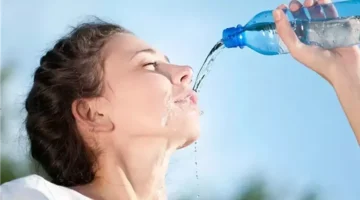 عادات يومية خاطئة.. كيف يهدد أسلوب شرب الماء سلامة الكلى ووظائفها الحيوية؟